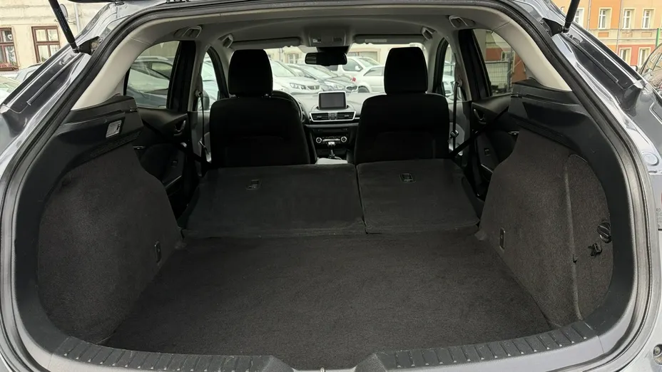 MAZDA 3 -