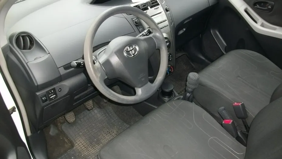 TOYOTA Yaris -