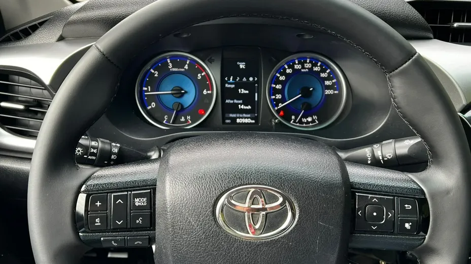 TOYOTA HiLux -