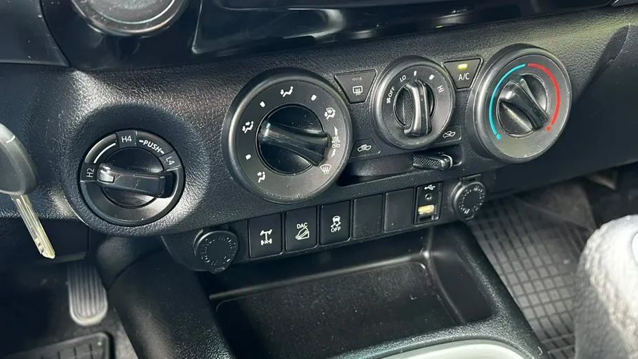 TOYOTA HiLux -