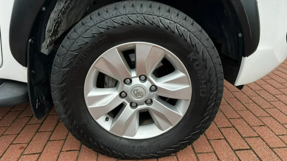 TOYOTA HiLux -