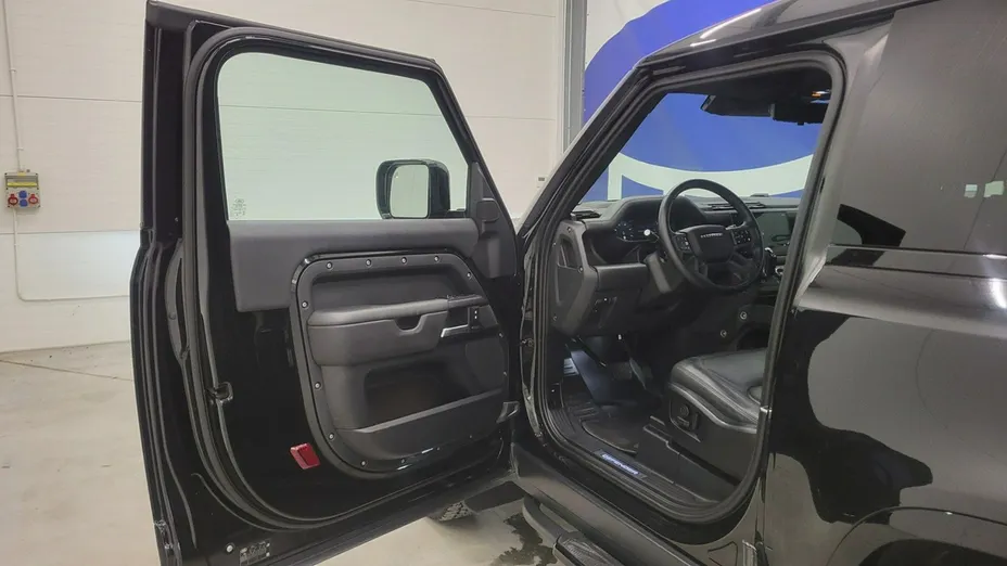 LAND ROVER Defender -