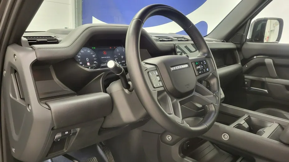 LAND ROVER Defender -