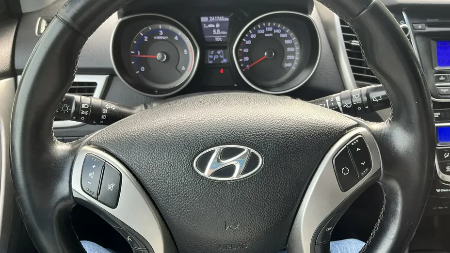 HYUNDAI i30 -