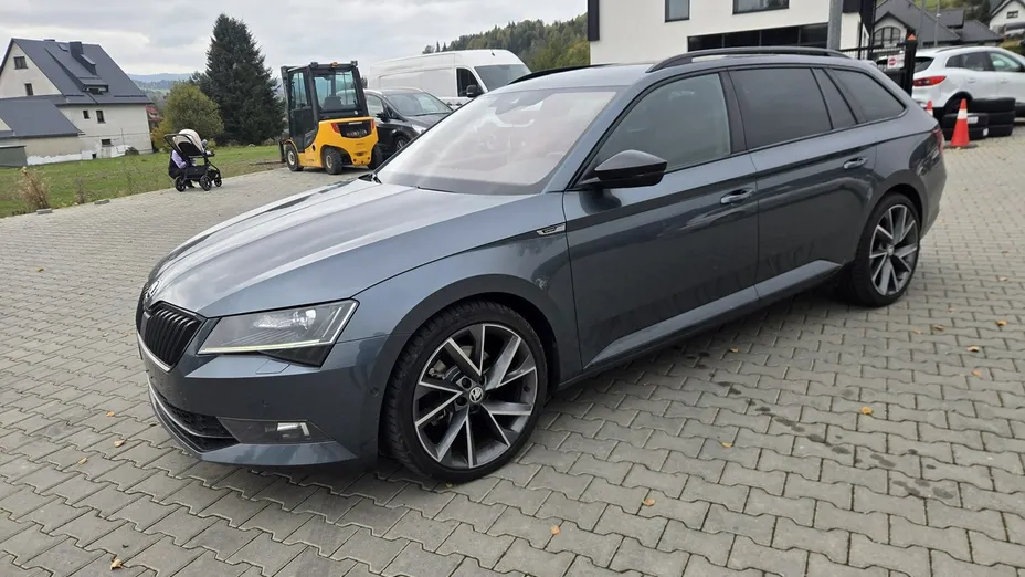 SKODA Superb -