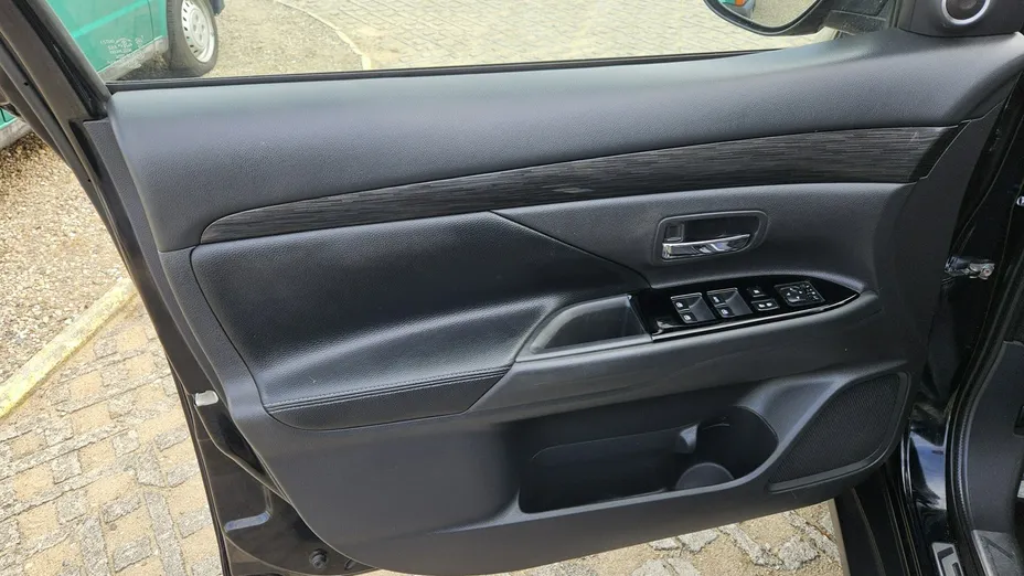 MITSUBISHI Outlander -