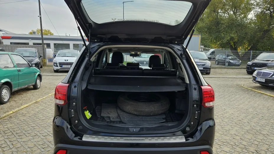 MITSUBISHI Outlander -
