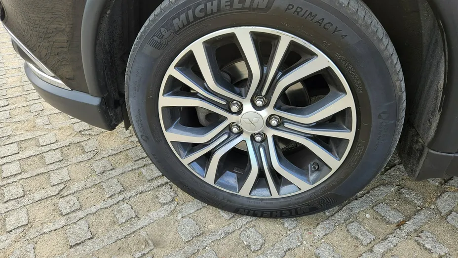 MITSUBISHI Outlander -