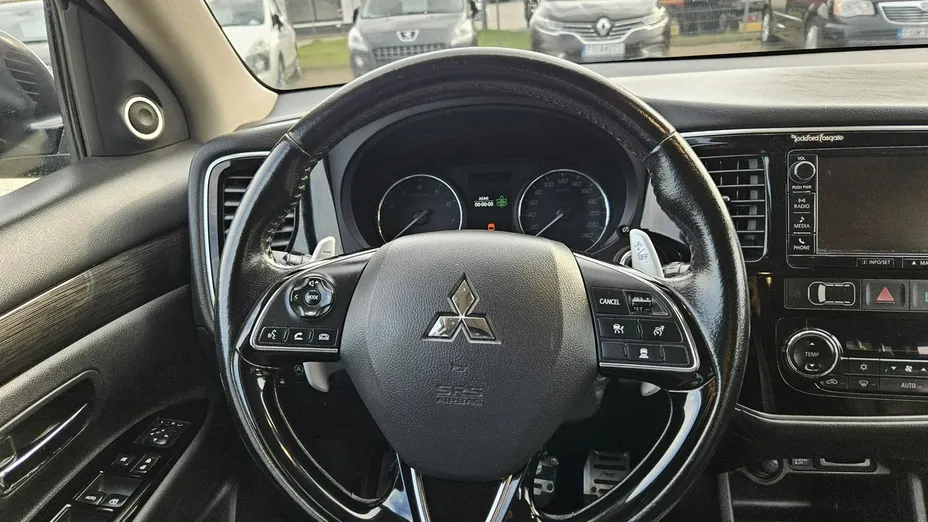 MITSUBISHI Outlander -