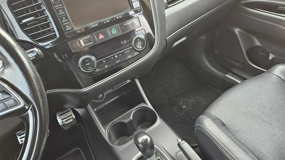 MITSUBISHI Outlander -
