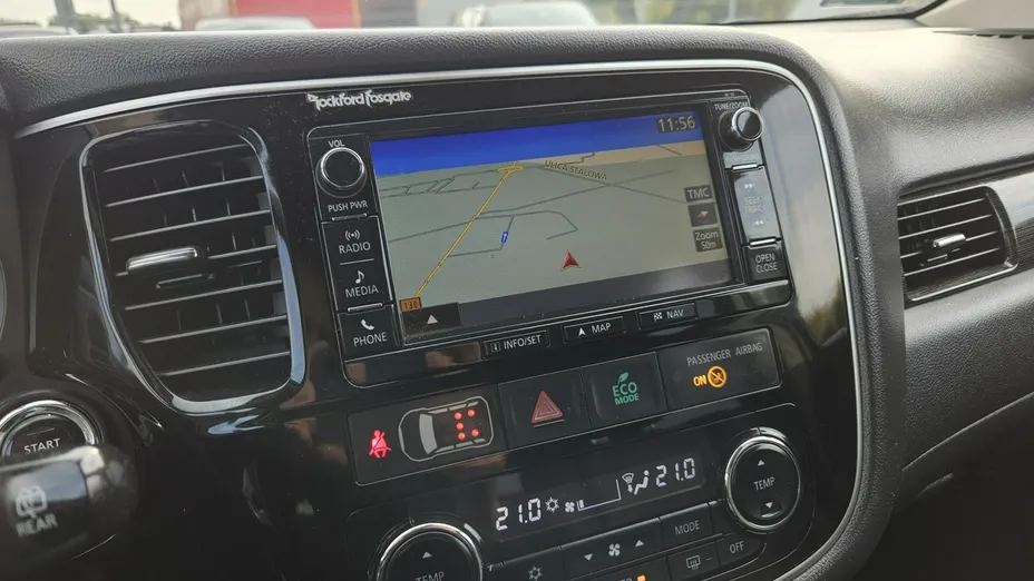 MITSUBISHI Outlander -