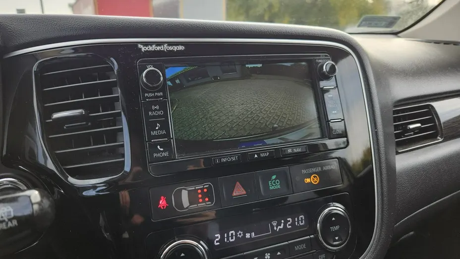 MITSUBISHI Outlander -