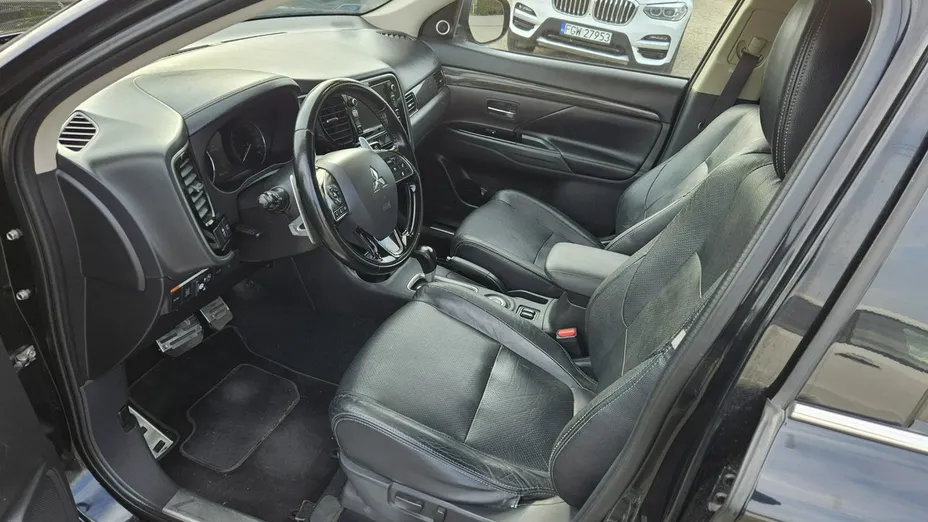 MITSUBISHI Outlander -
