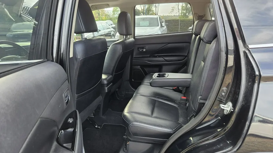 MITSUBISHI Outlander -
