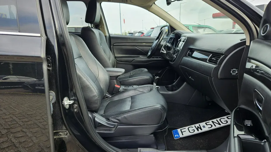 MITSUBISHI Outlander -