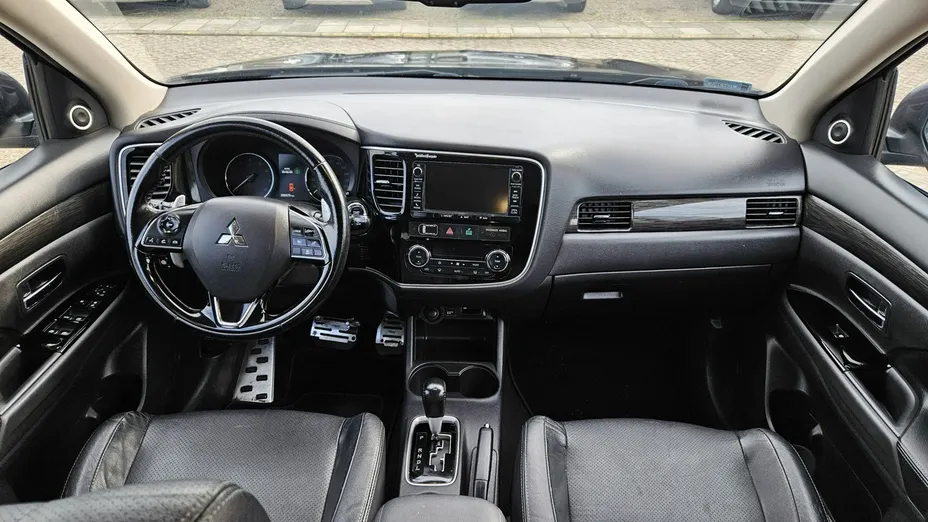 MITSUBISHI Outlander -