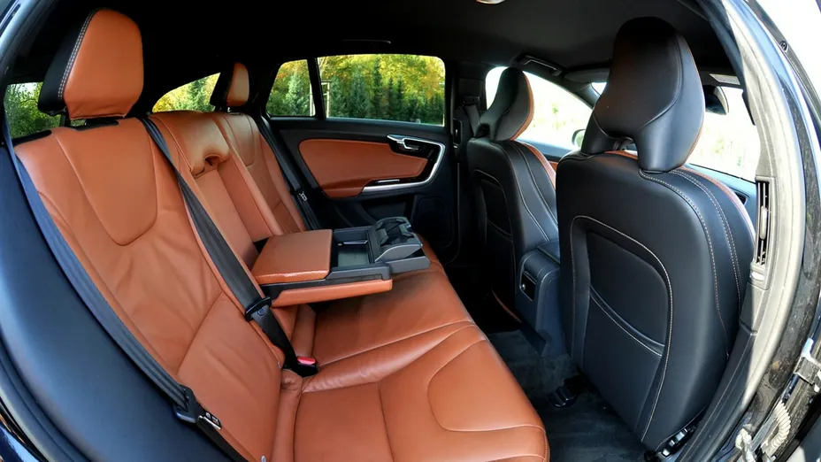 VOLVO V60 -