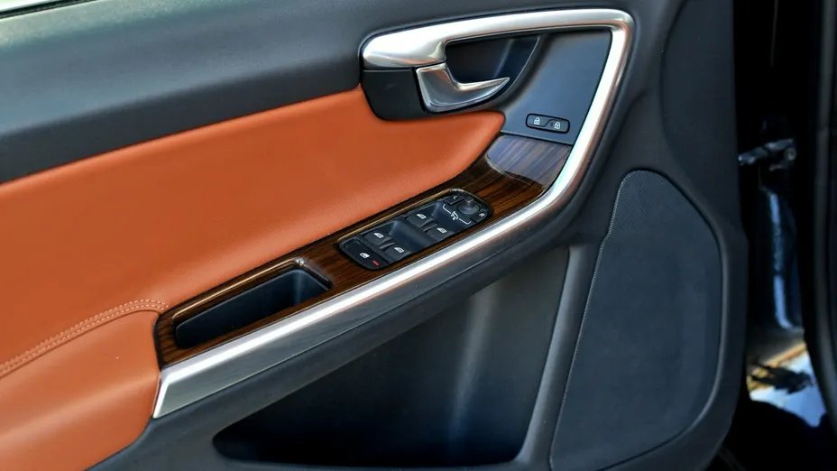 VOLVO V60 -