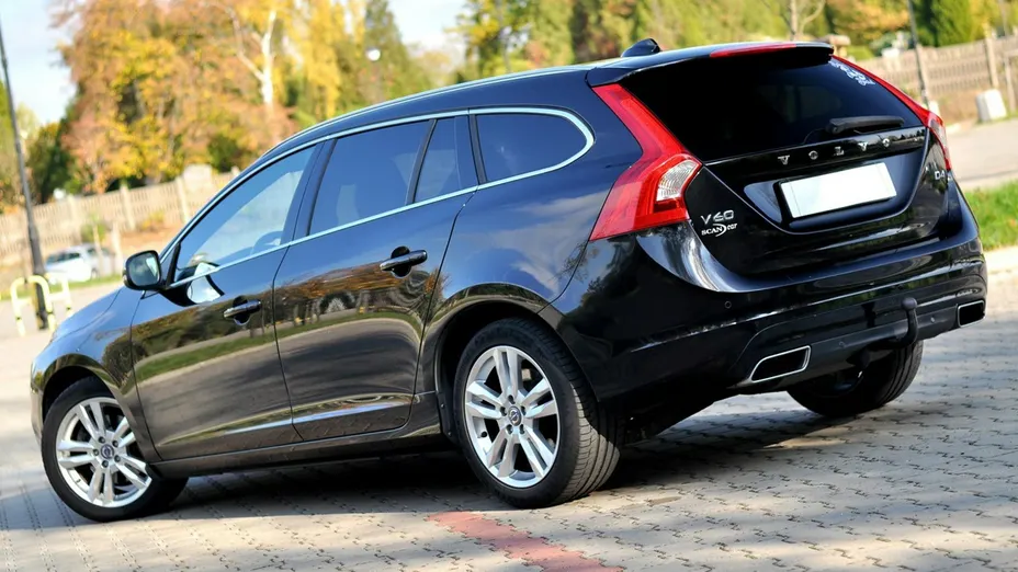 VOLVO V60 -
