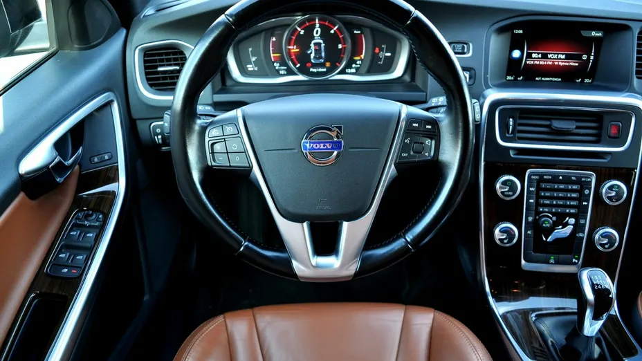 VOLVO V60 -