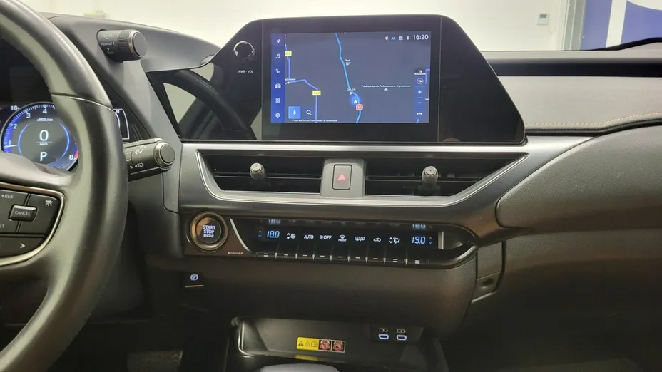 LEXUS UX -