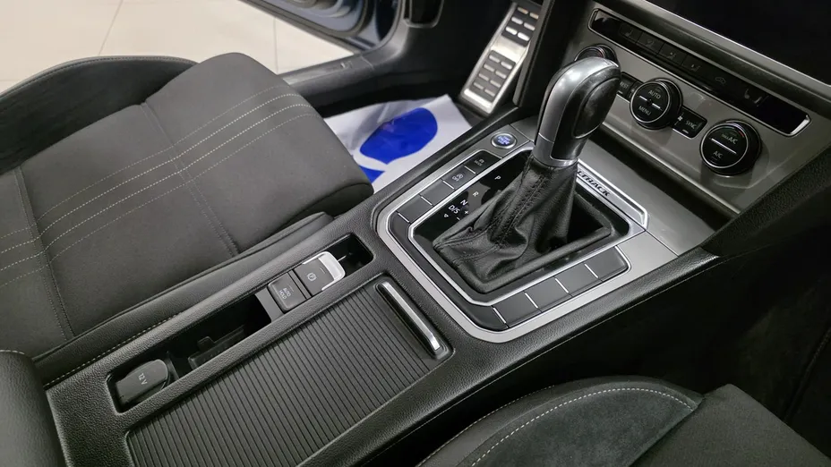 VOLKSWAGEN Passat -
