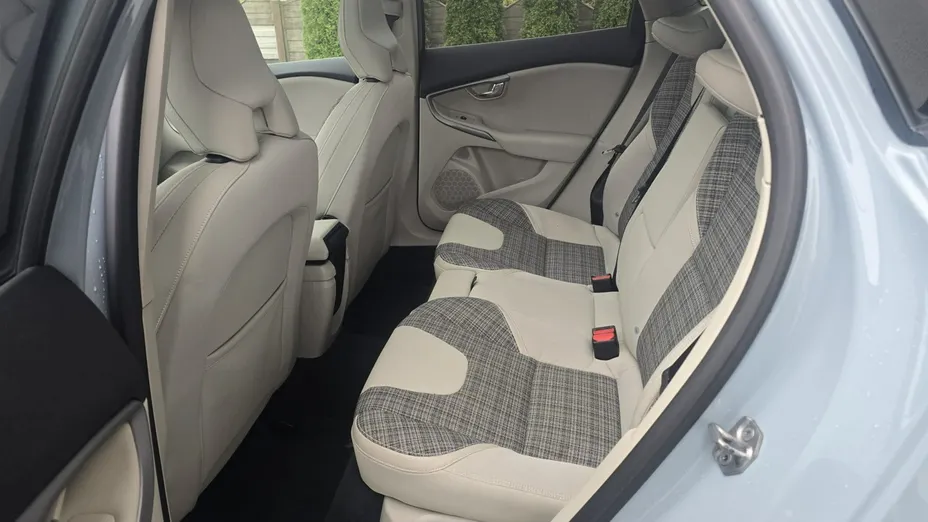 VOLVO V40 Cross Country -