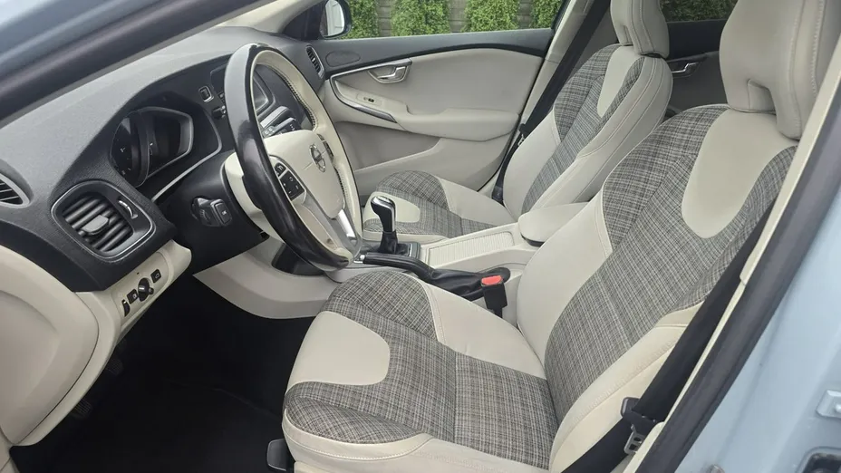 VOLVO V40 Cross Country -