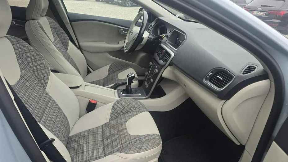 VOLVO V40 Cross Country -