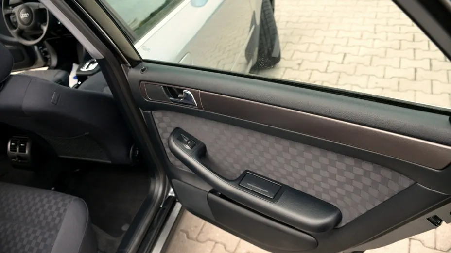 AUDI A6 -