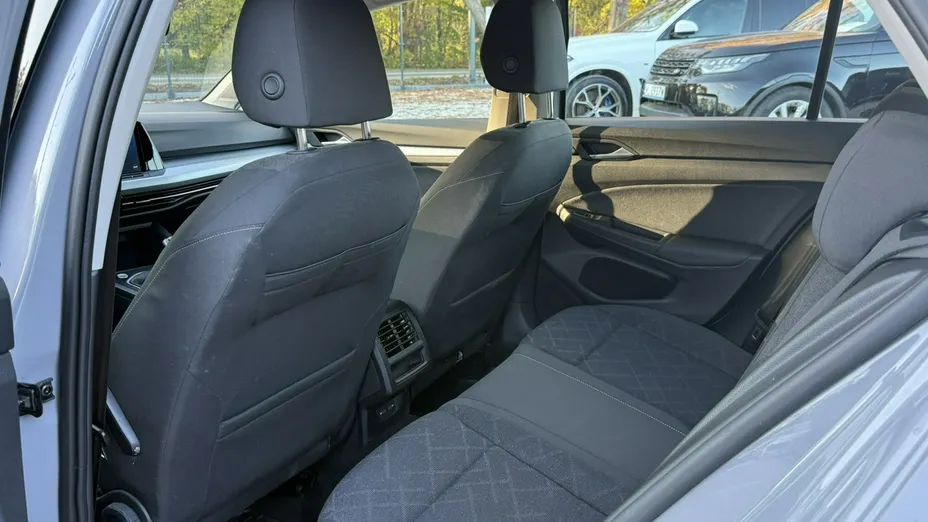 VOLKSWAGEN Golf -