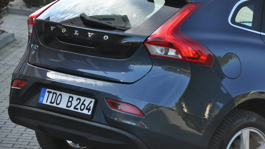 VOLVO V40 -