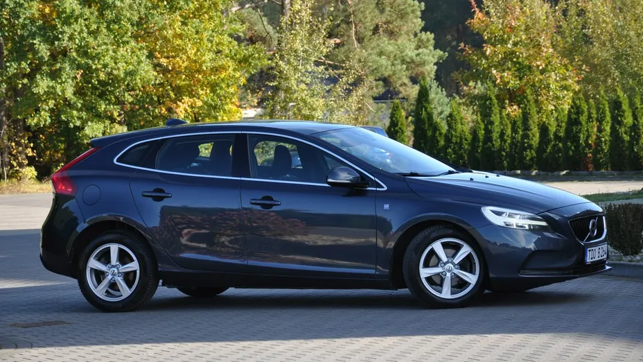 VOLVO V40 -