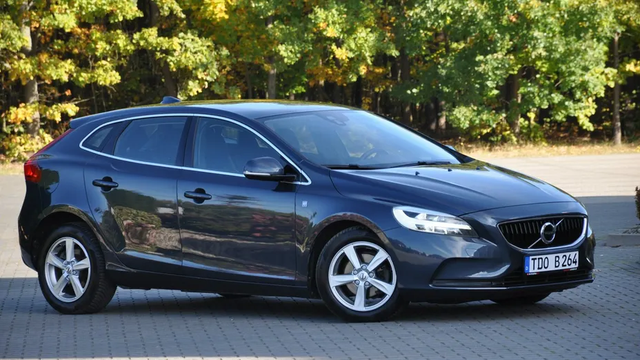 VOLVO V40 -