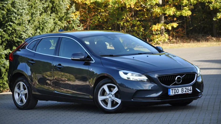 VOLVO V40 -