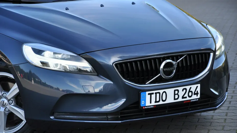 VOLVO V40 -
