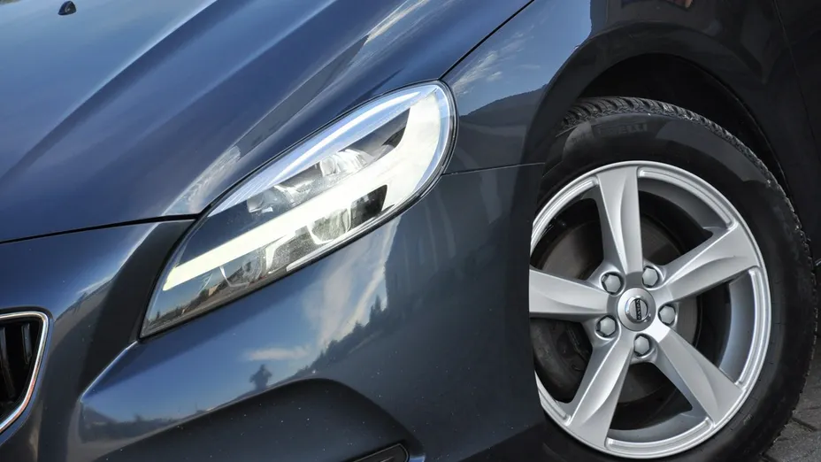 VOLVO V40 -