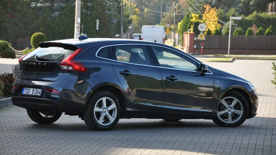 VOLVO V40 -