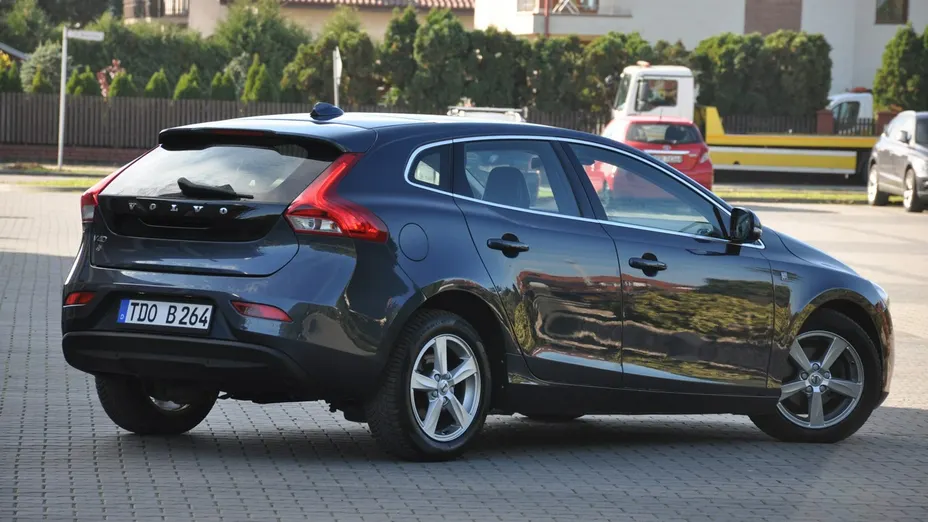 VOLVO V40 -