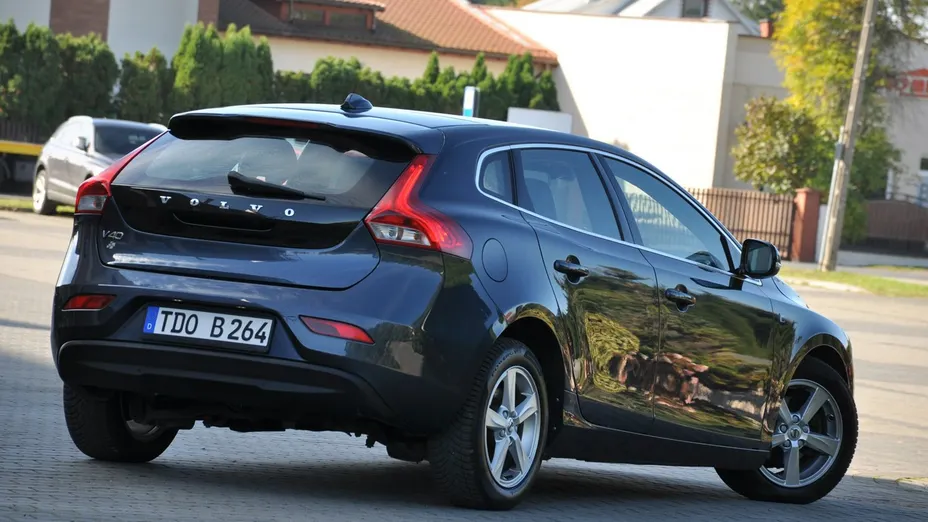 VOLVO V40 -