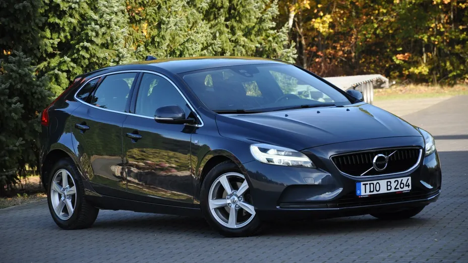 VOLVO V40 -