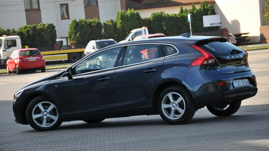 VOLVO V40 -