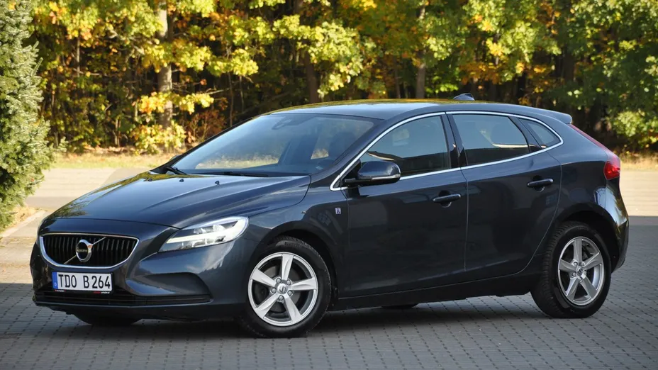 VOLVO V40 -