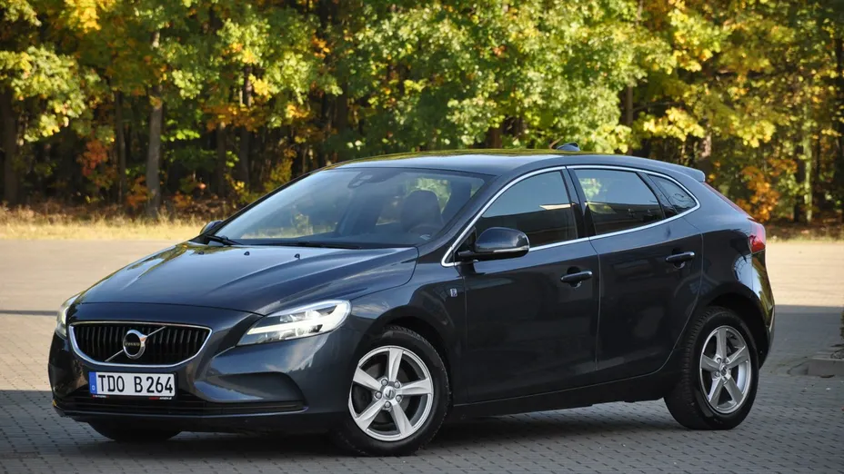 VOLVO V40 -