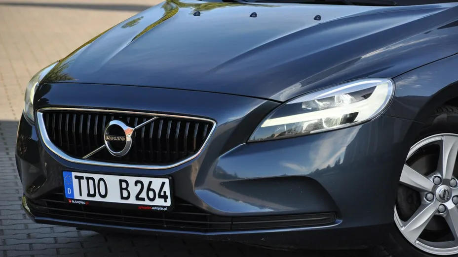 VOLVO V40 -