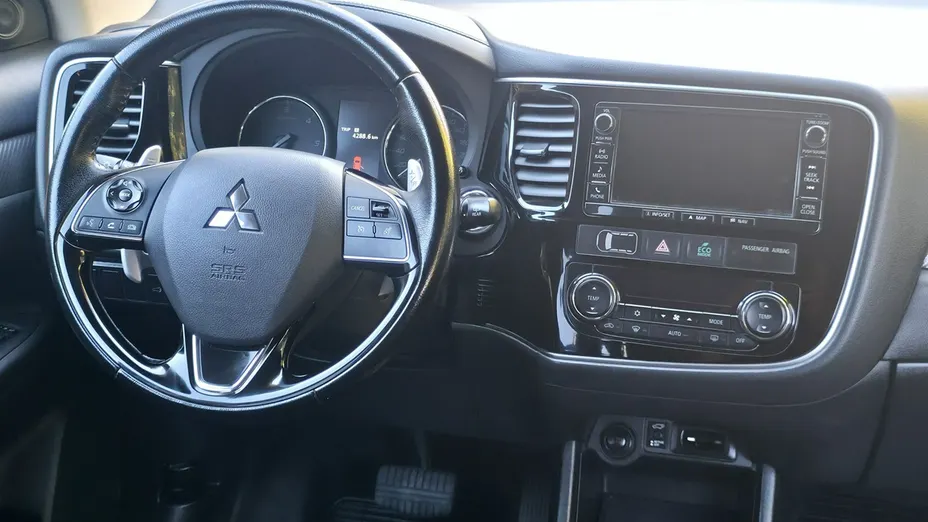 MITSUBISHI Outlander -