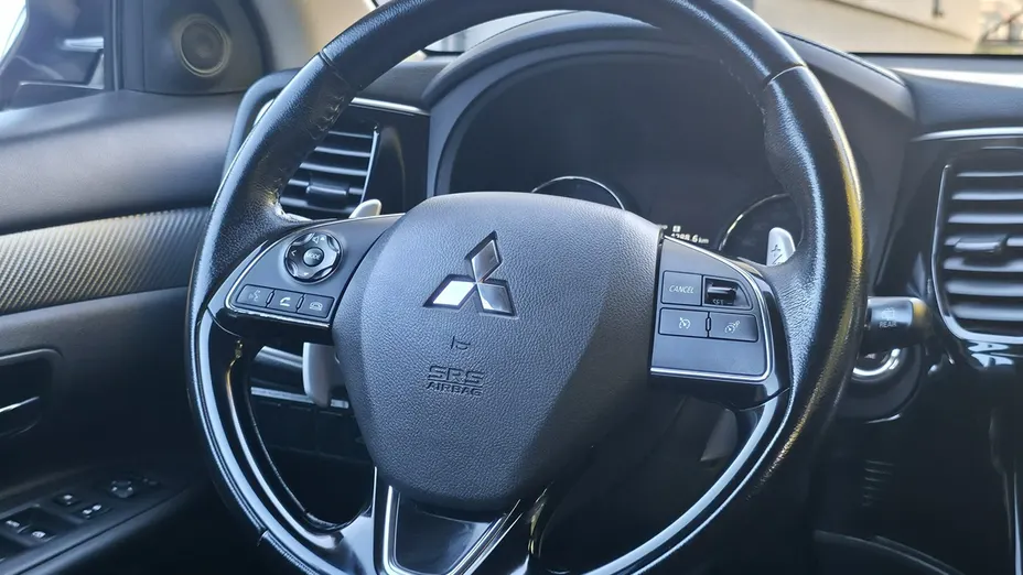 MITSUBISHI Outlander -