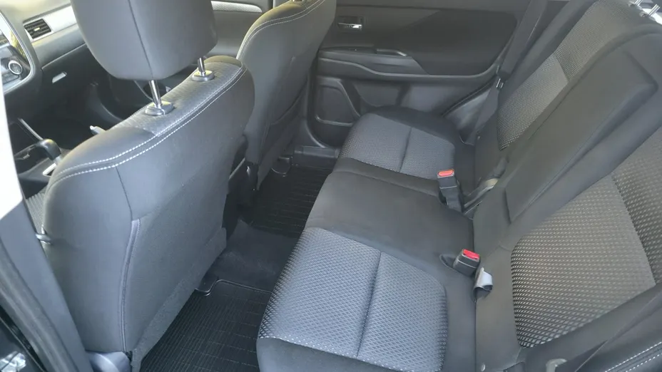 MITSUBISHI Outlander -