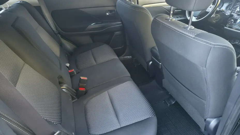 MITSUBISHI Outlander -
