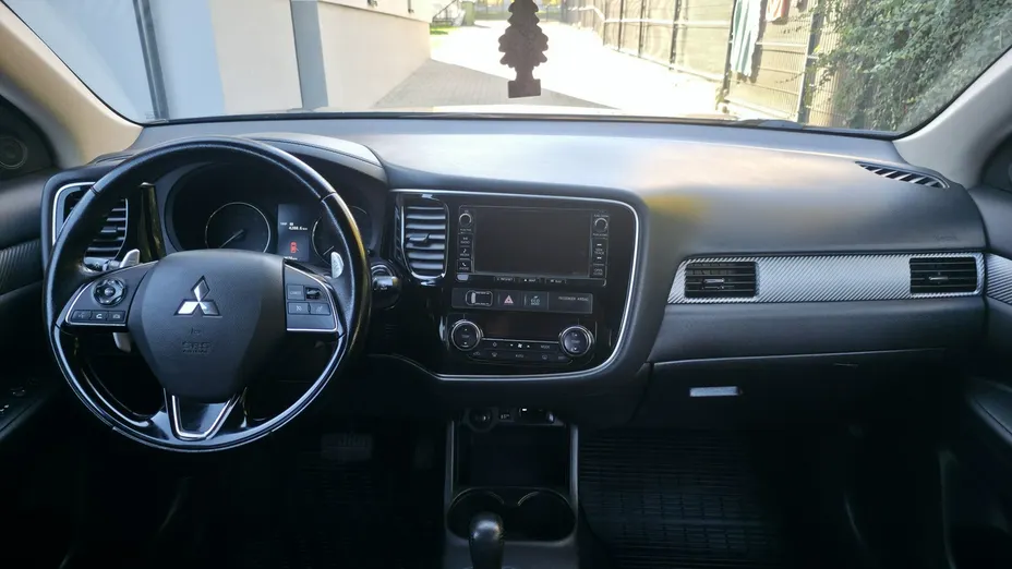 MITSUBISHI Outlander -